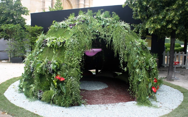 Igloo tropical exposé dans le jardin des Tuileries à Paris à l'occasion du festival "Jardins, Jardin".