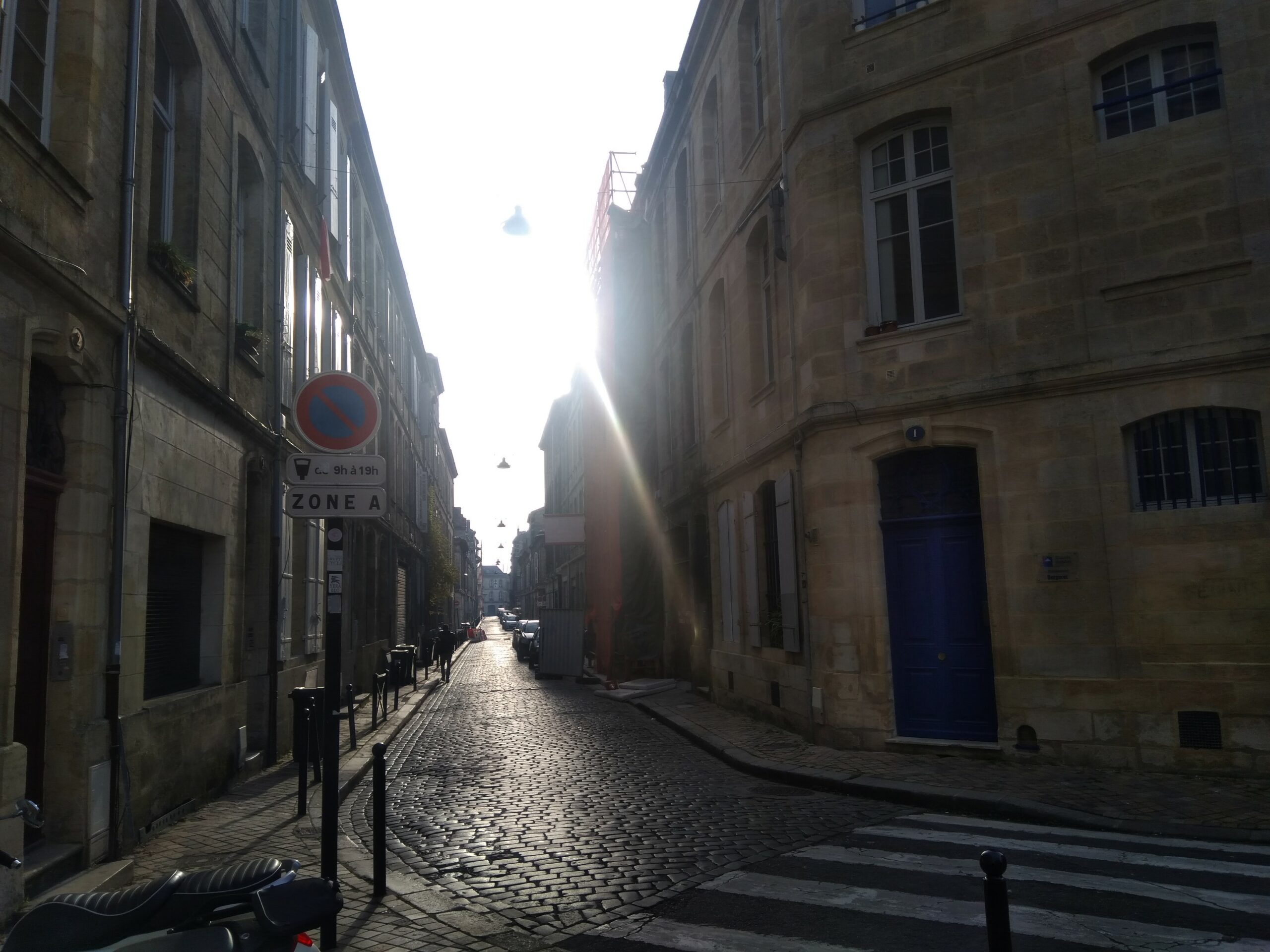 Photo de l'extérieur : la lumière est éblouissante.