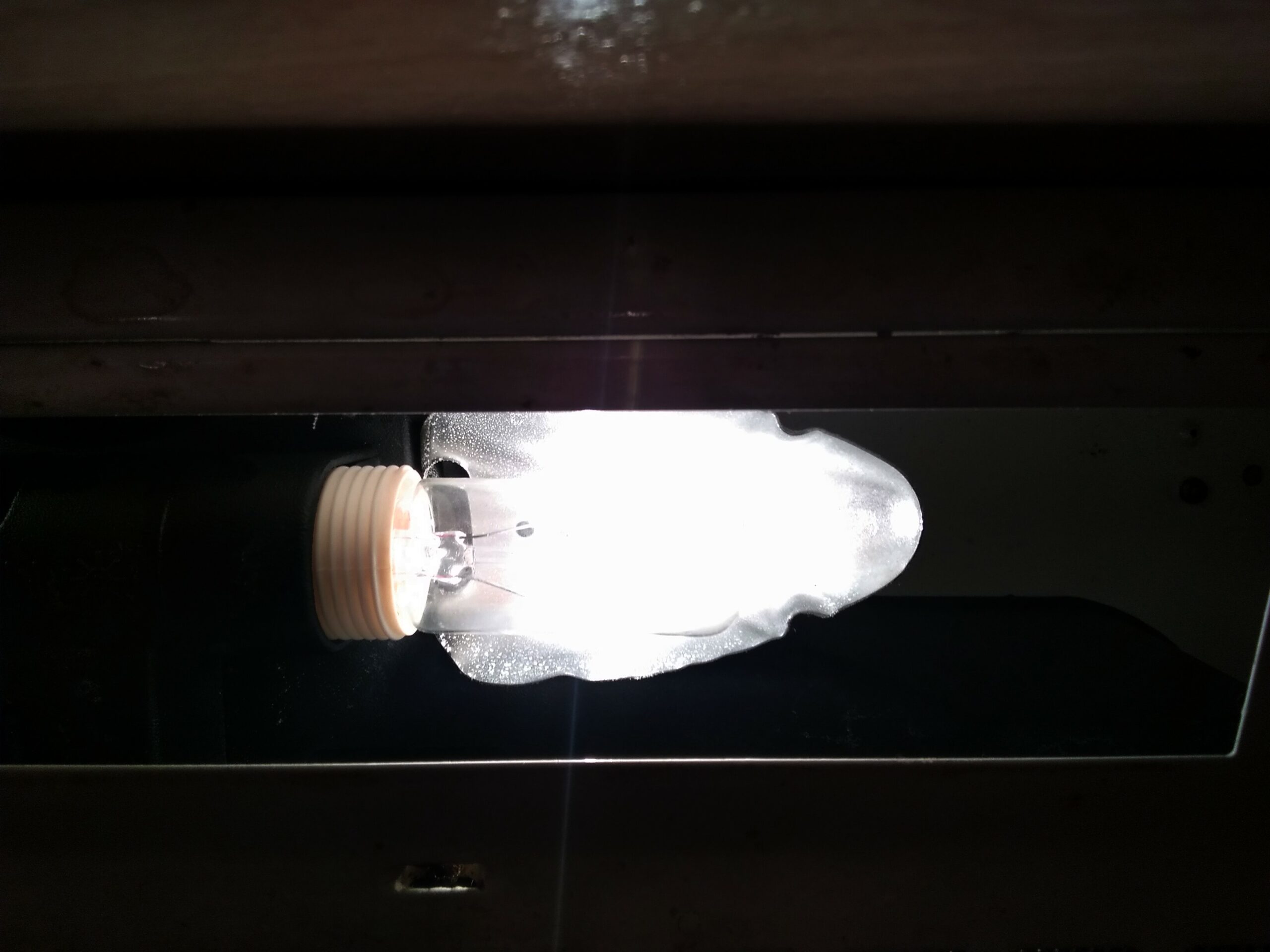 Photo d'une ampoule de hotte : la forme est très originale. Belle.