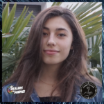 Portrait de Ana. Ana a les cheveux longs et détachés. Elle fixe l'objectif et nous livre un très beau sourire. Derrière elle on peut voir de grandes feuilles. Dans le coin bas gauche, le logo des Dealers de science, et en bas à droite, celui de l'Enquête des sens.