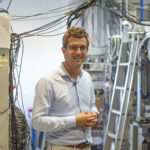 Portrait de Gautier Depambour devant des cables du Laboratoire Kastler-Brossel.