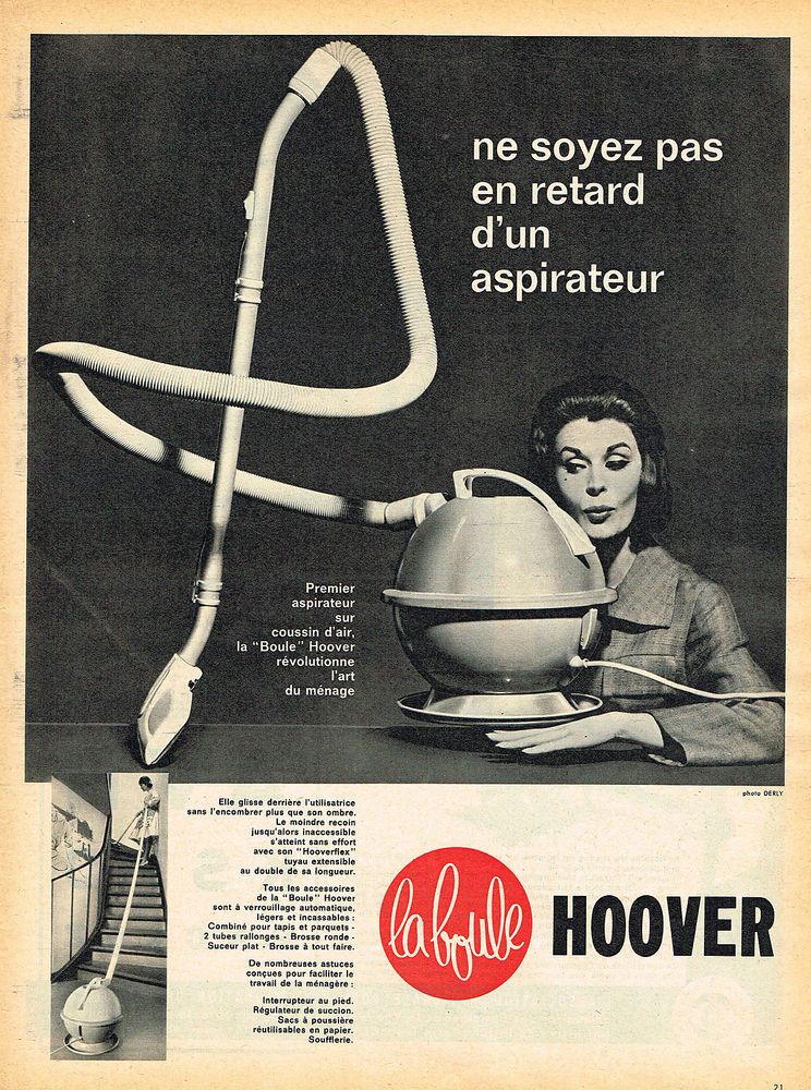 Ancienne publicitée Hoover. Une femme est assise et regarde un aspirateur. Un slogan "ne soyez pas en retard d'un aspirateur".