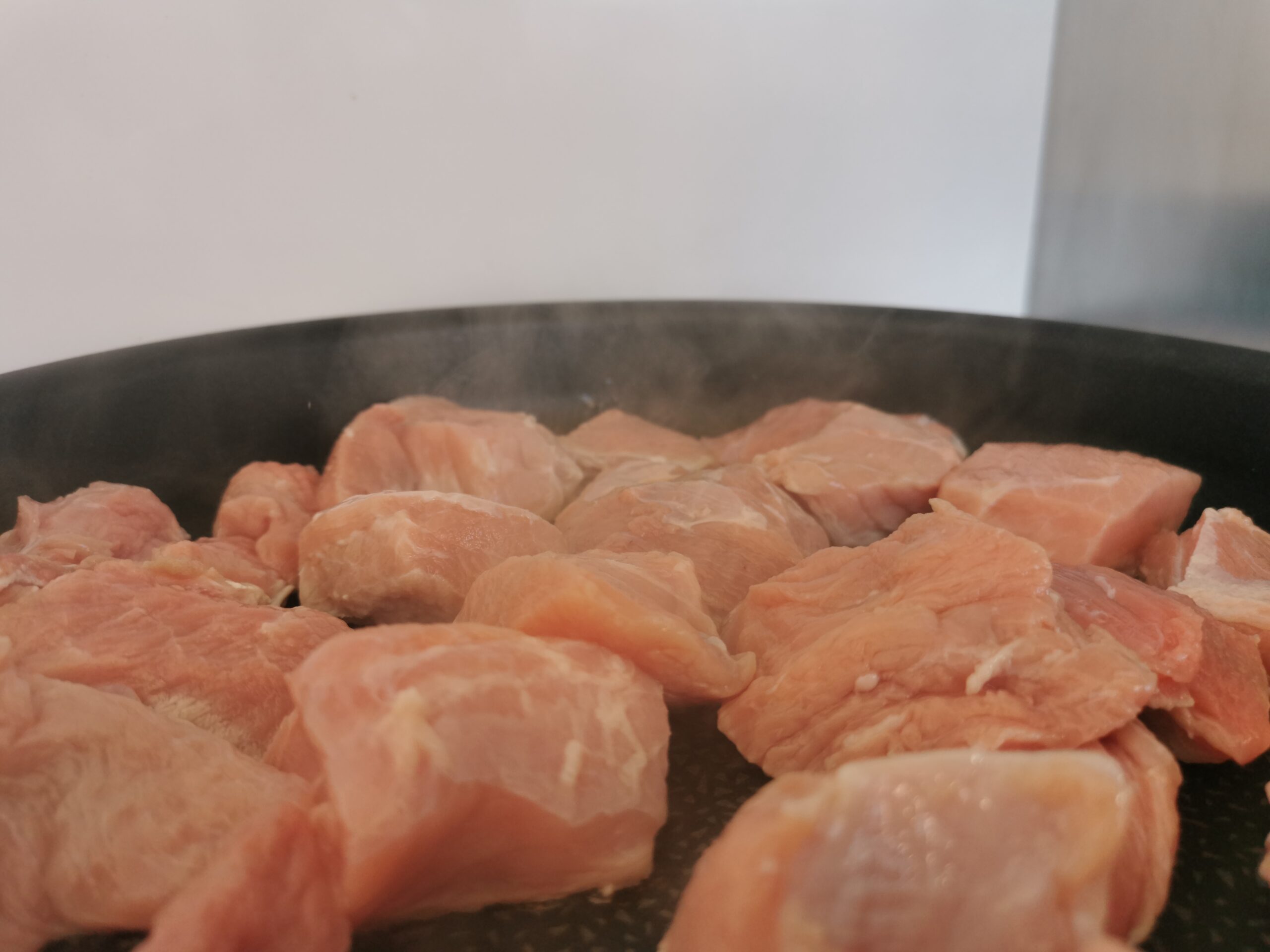 Viande de veau en train d'être saisie avec les dégagements de vapeur