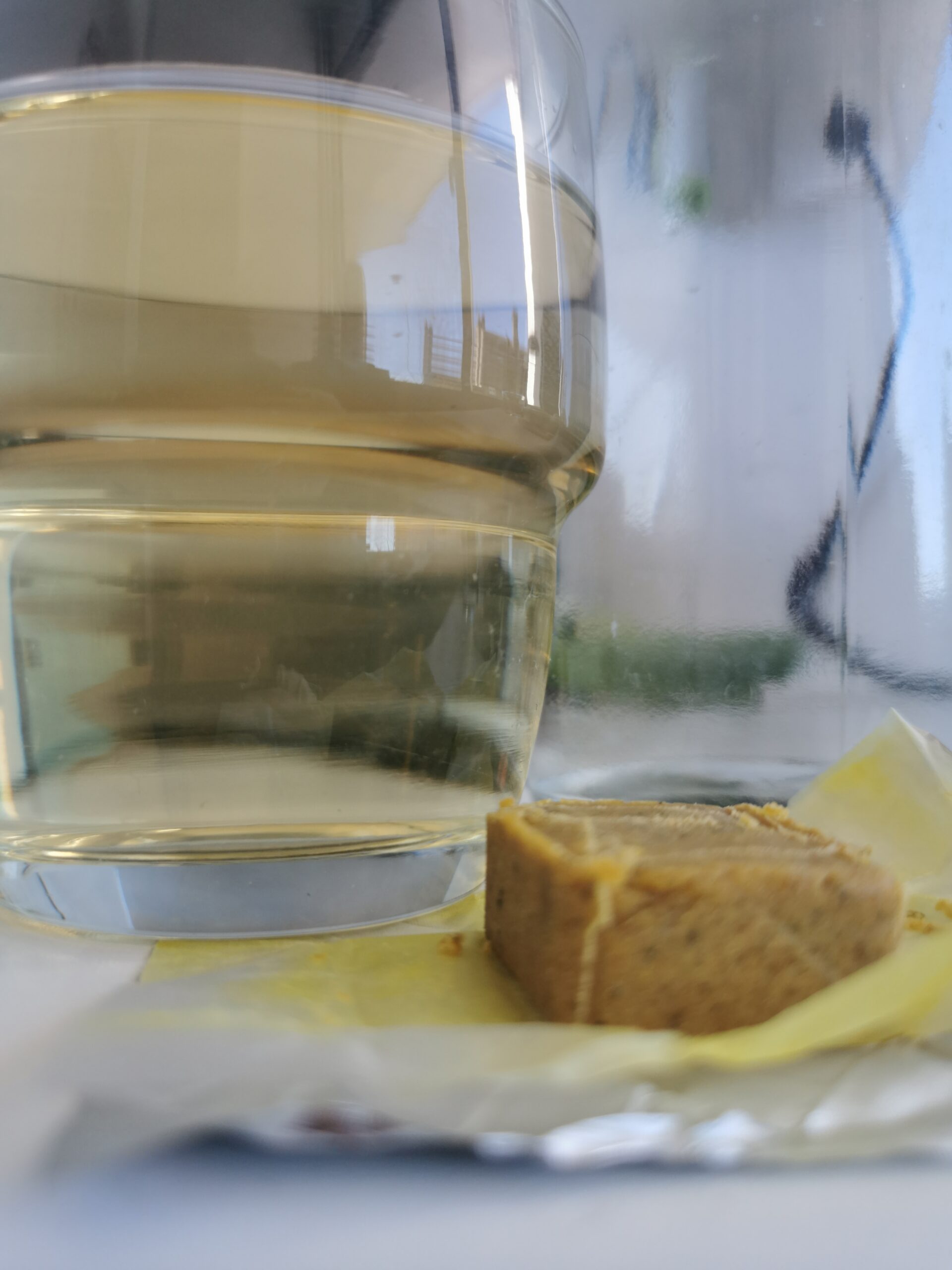 Verre de vin blanc à gauche avec un cube de bouillon de volaille à droite