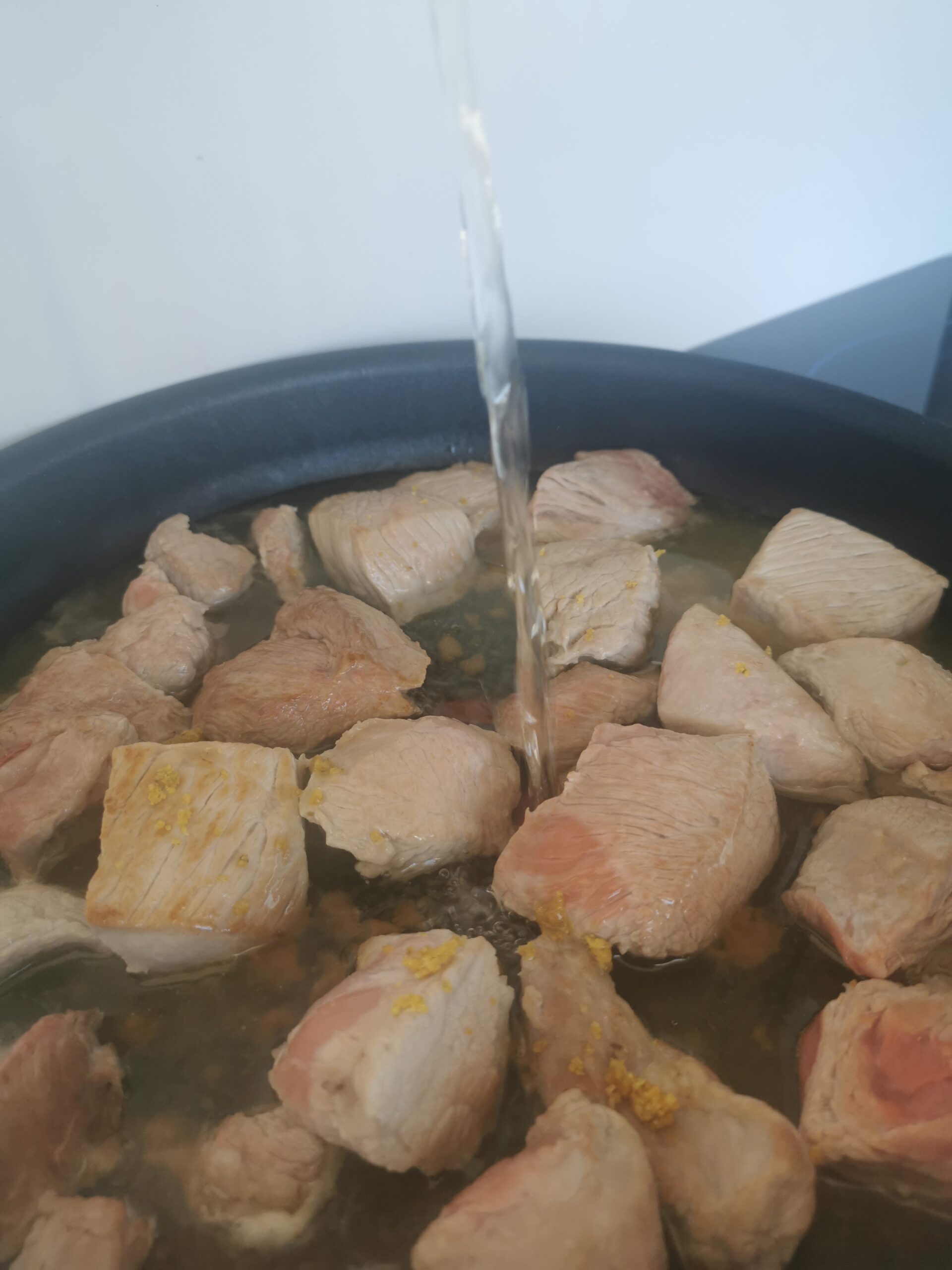 Coulée de vin blanc sur de la viande de veau