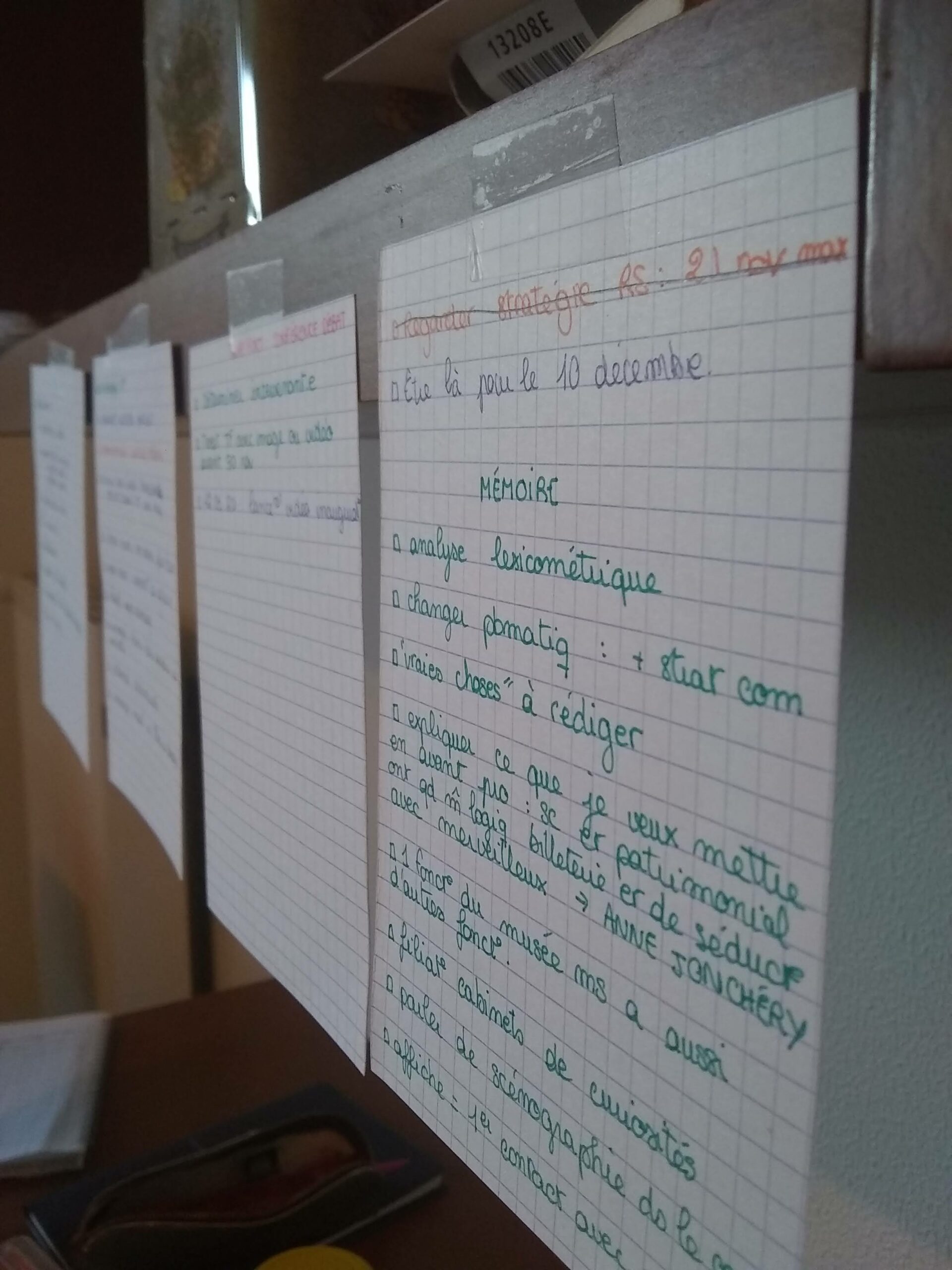 Quatre "To-do list" scotchées sur un bureau, elles sont toutes pleines