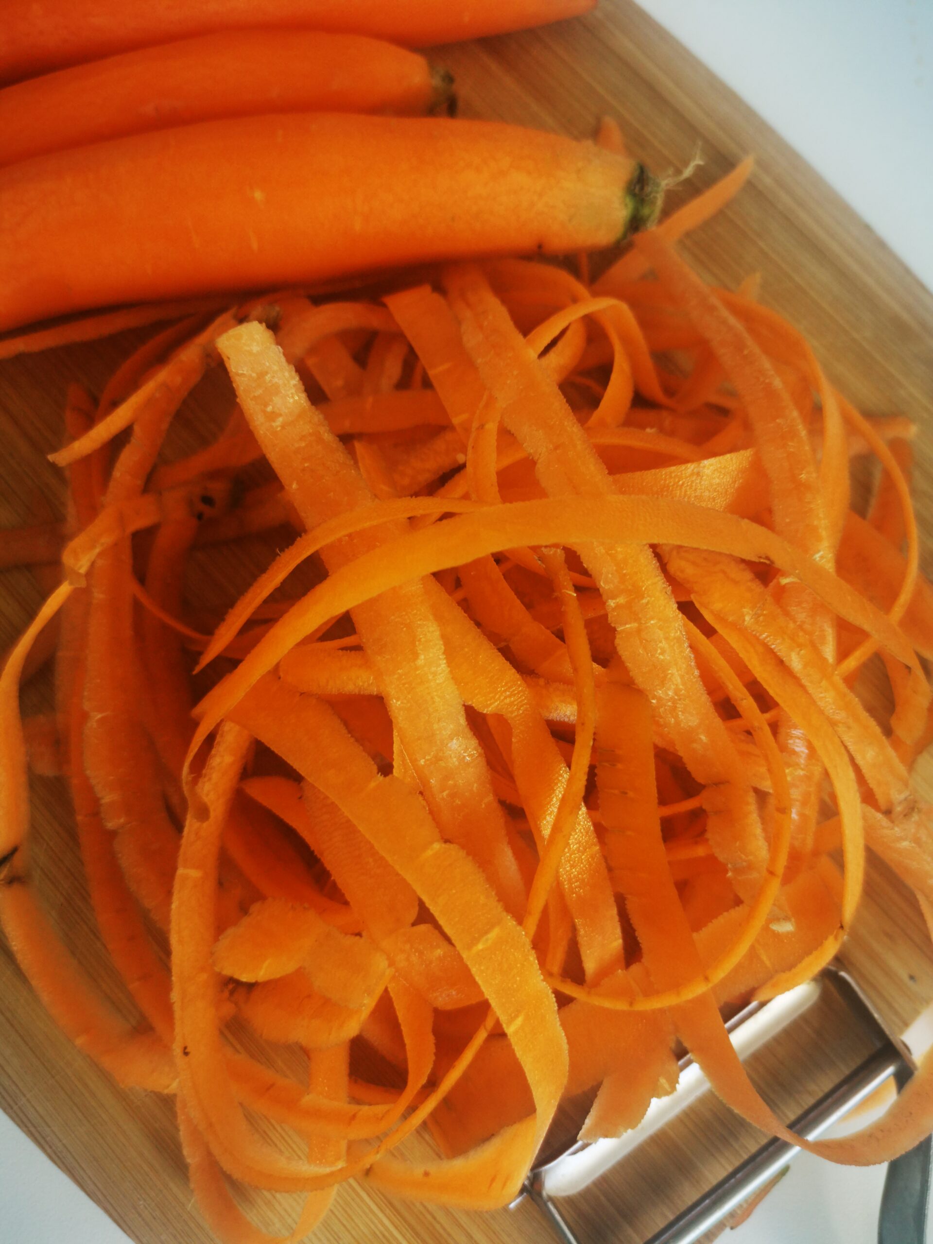 Gros plan sur des épluchures de carottes