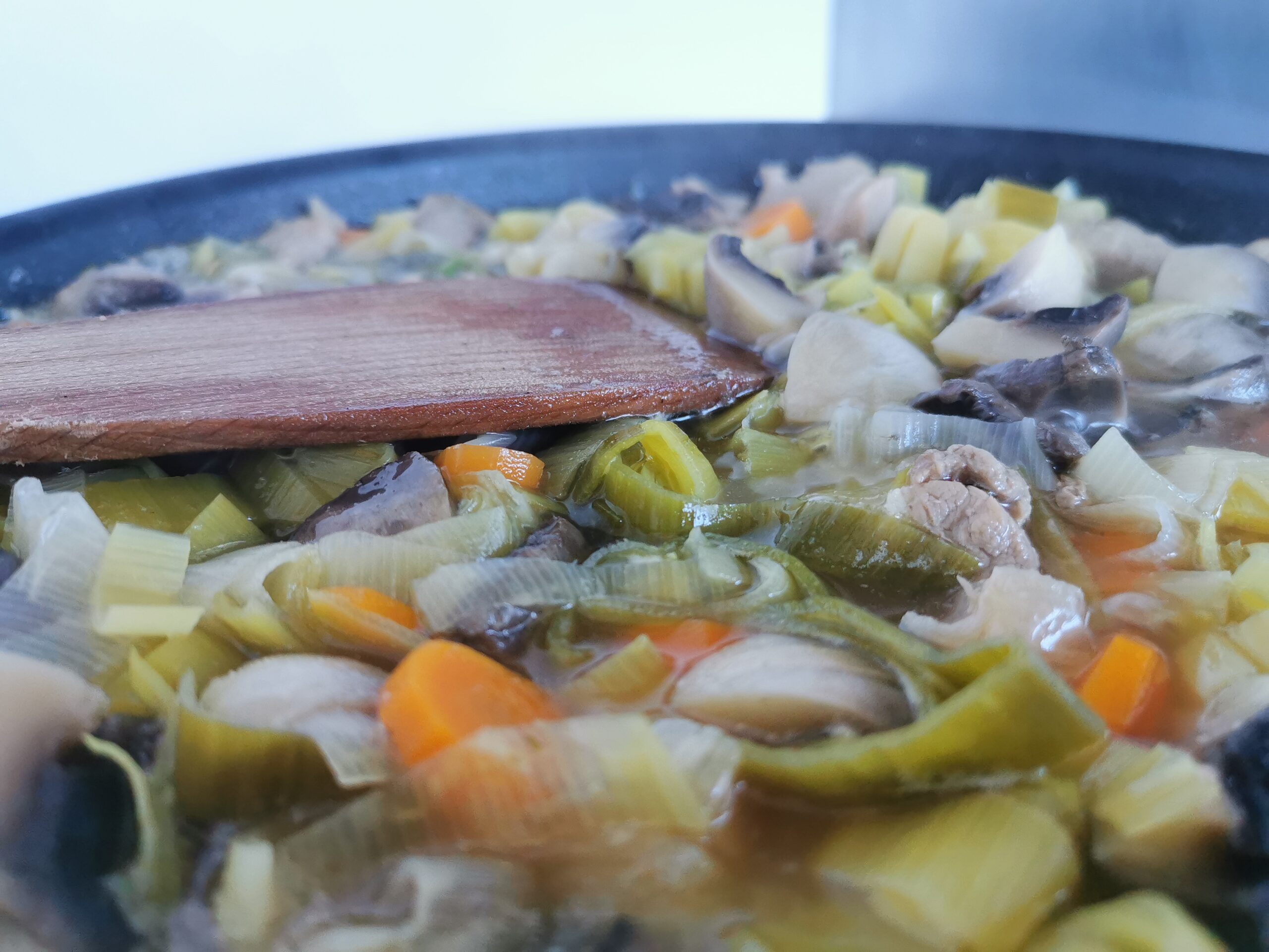 Poêle dans laquelle mijote du veau et des légumes pour une blanquette de veau