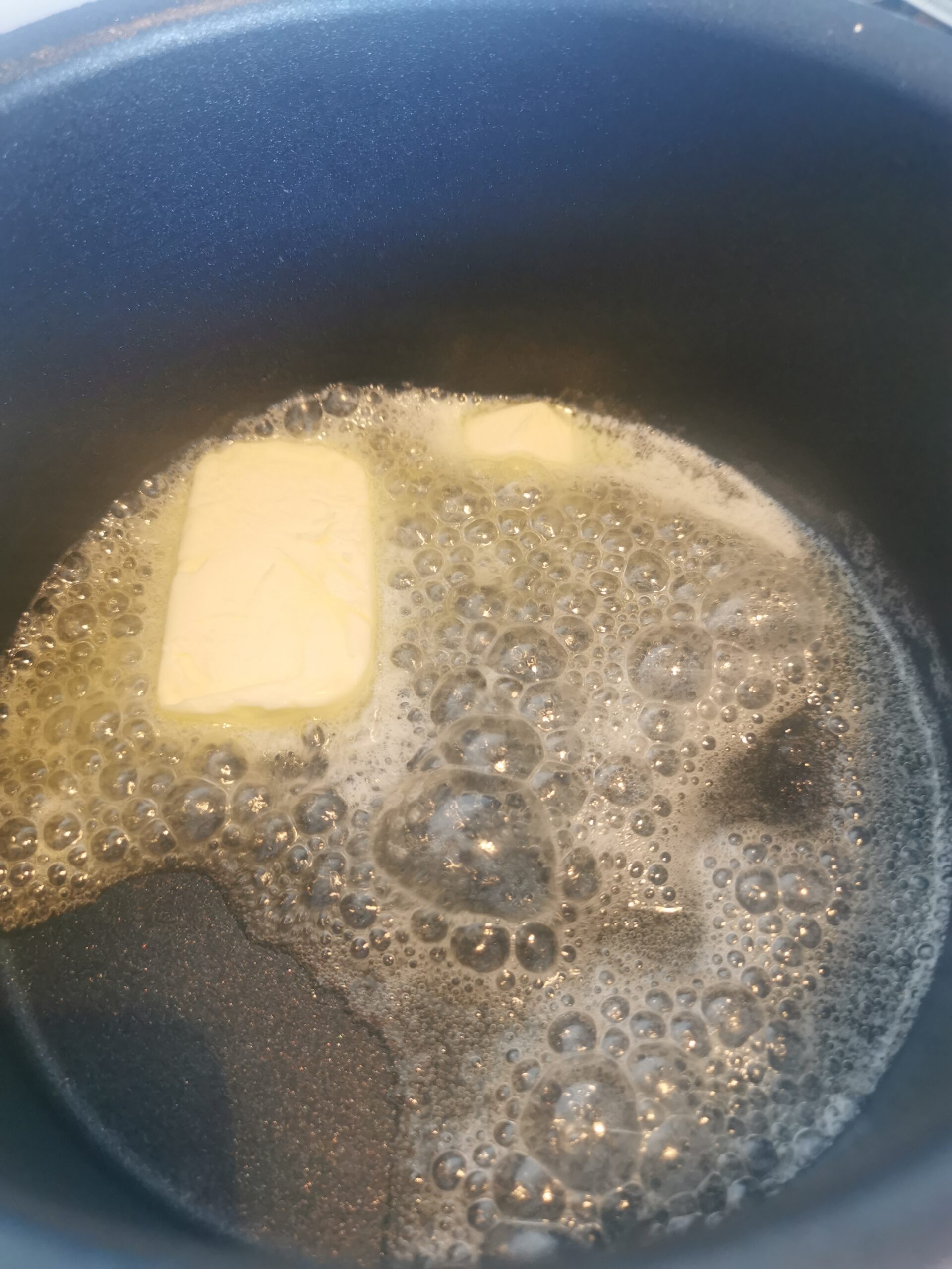 Beurre en train de fondre dans une poêle