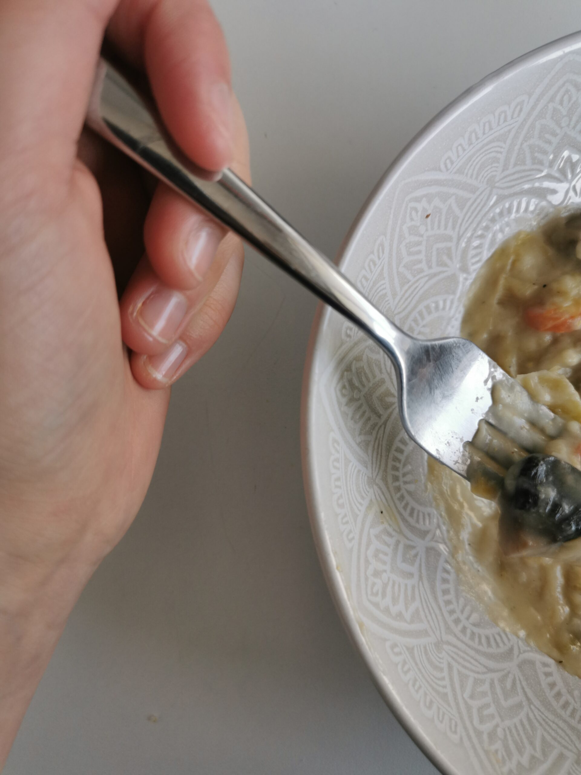 Gros plan sur une fourchette dans une assiette de blanquette de veau