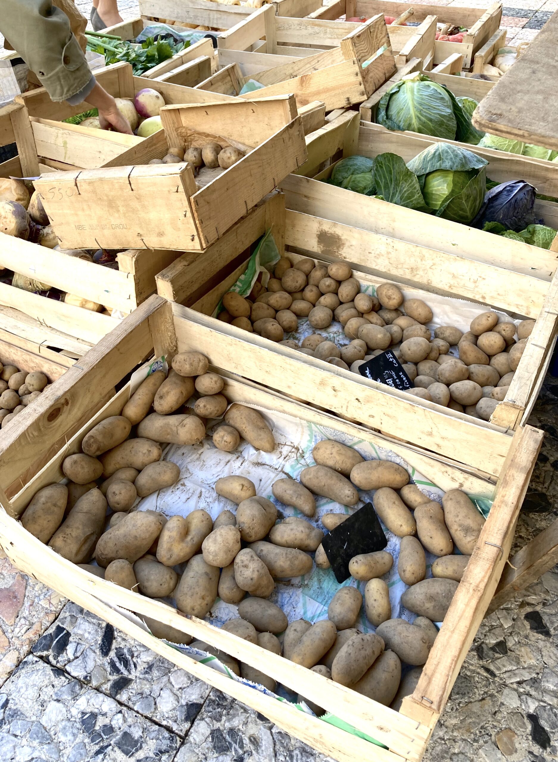 Des cagettes avec pleins de légumes vues de haut