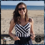 Portrait de Johanna Bermudes au bord de la plage. Elle a les cheveux longs et bruns. Elle porte des lunettes de soleil et sourit. Dans le coin bas gauche, le logo des Dealers de science, et en bas à droite, celui de l'Enquête des sens.