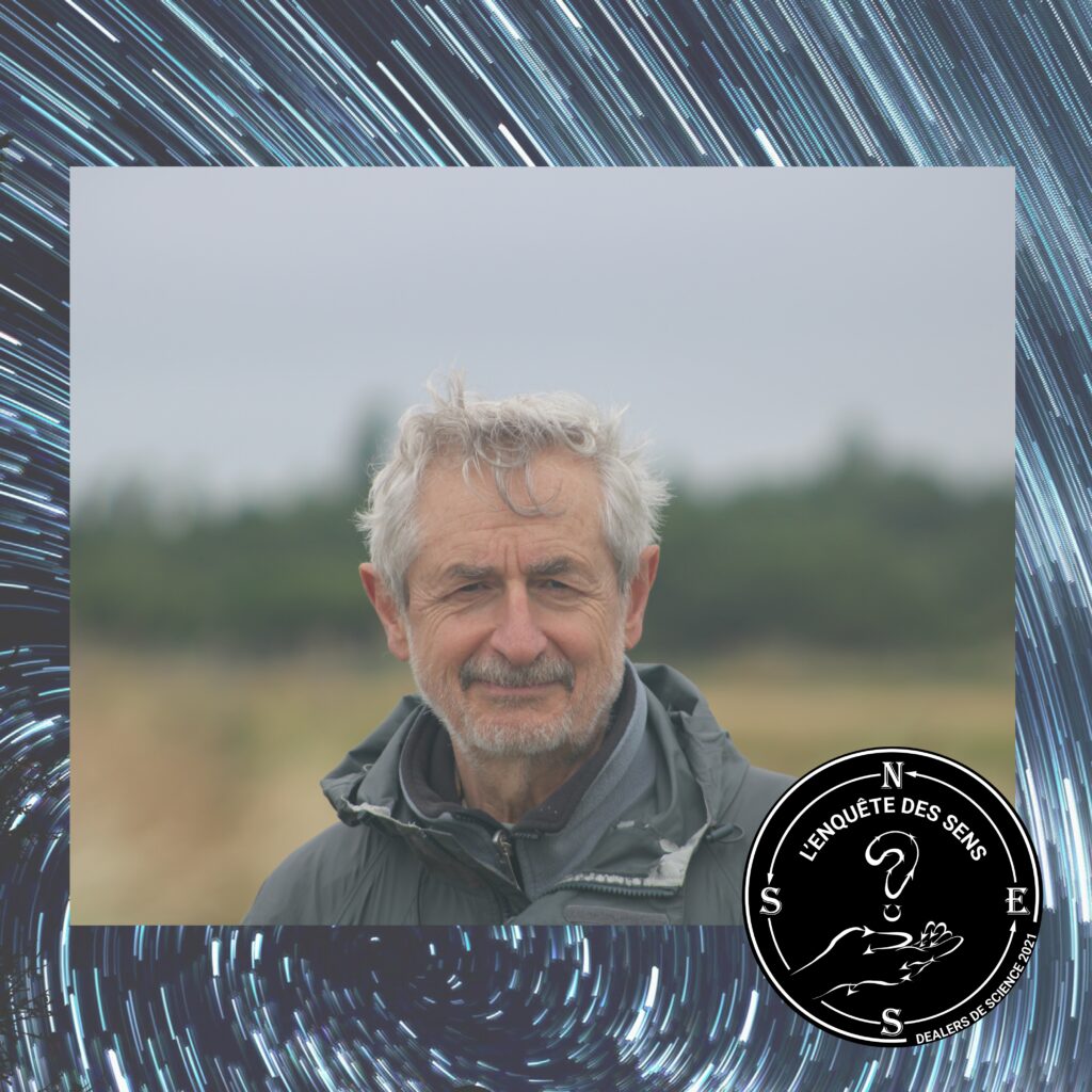 Portrait de Jean-Marie Harribey, économiste du travail. Jean-Marie Harribey pose devant un paysage en extérieur brumeux, un habit anti-pluie sur lui. Dans le coin en bas à droite, le logo de l'Enquête des sens.