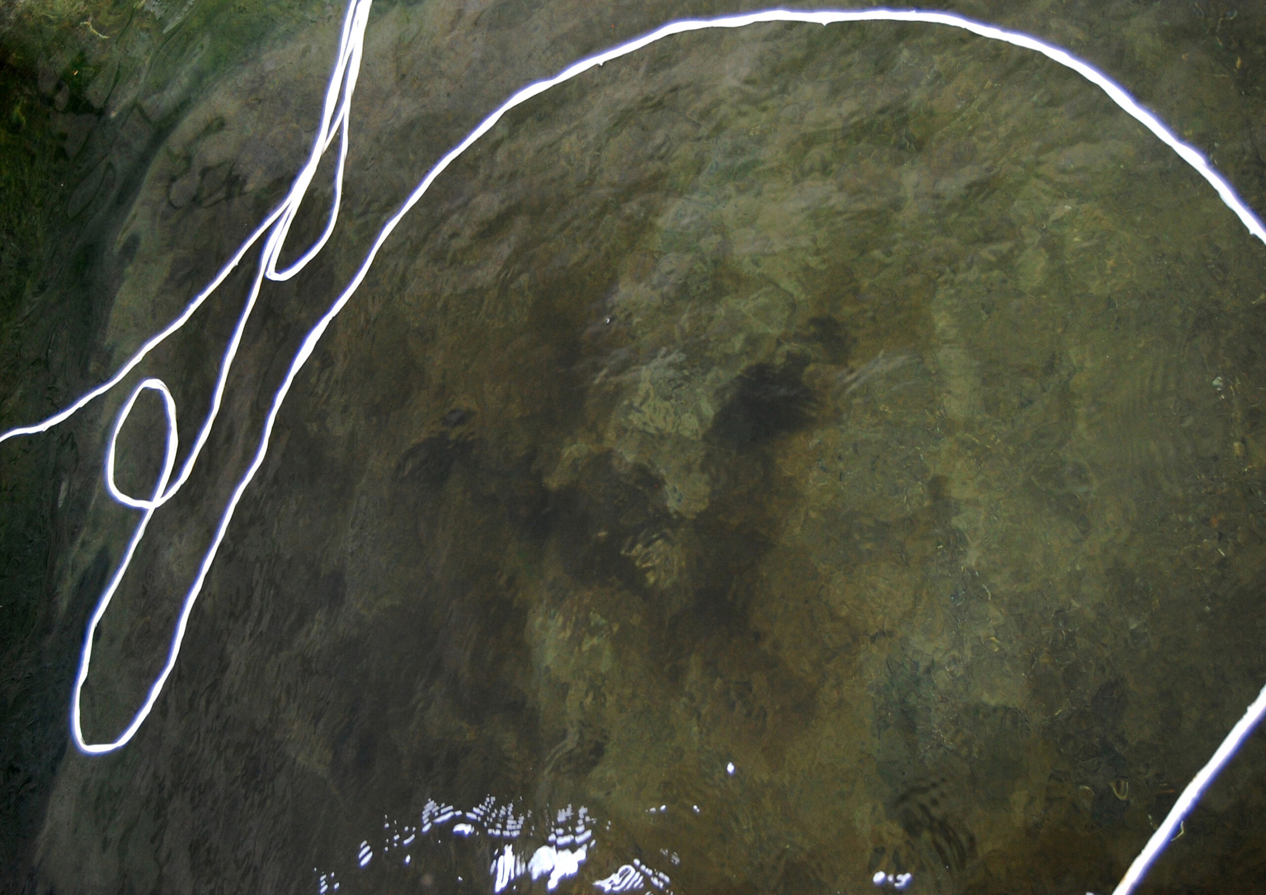 Œuvre de l'artiste Deborah Bowman, Fils en tissu blanc dans l’eau d'une source, Lavoir de Ste Radegonde 33. (Fils de Nouaison : Ste Radegonde, EAU DE VIE : LAVOIRS, 2014-2016)