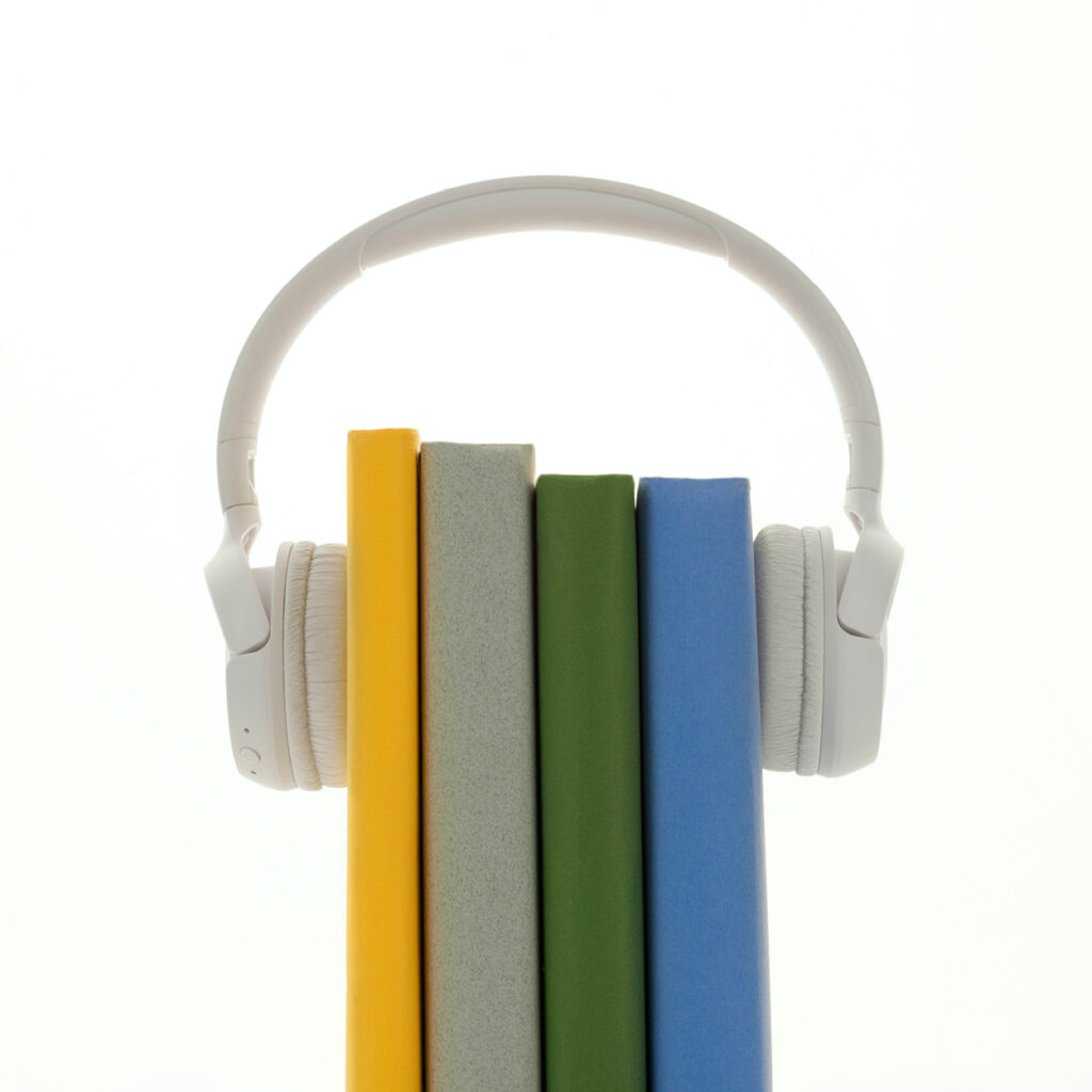 4 livre enserrés dans un casque audio blanc