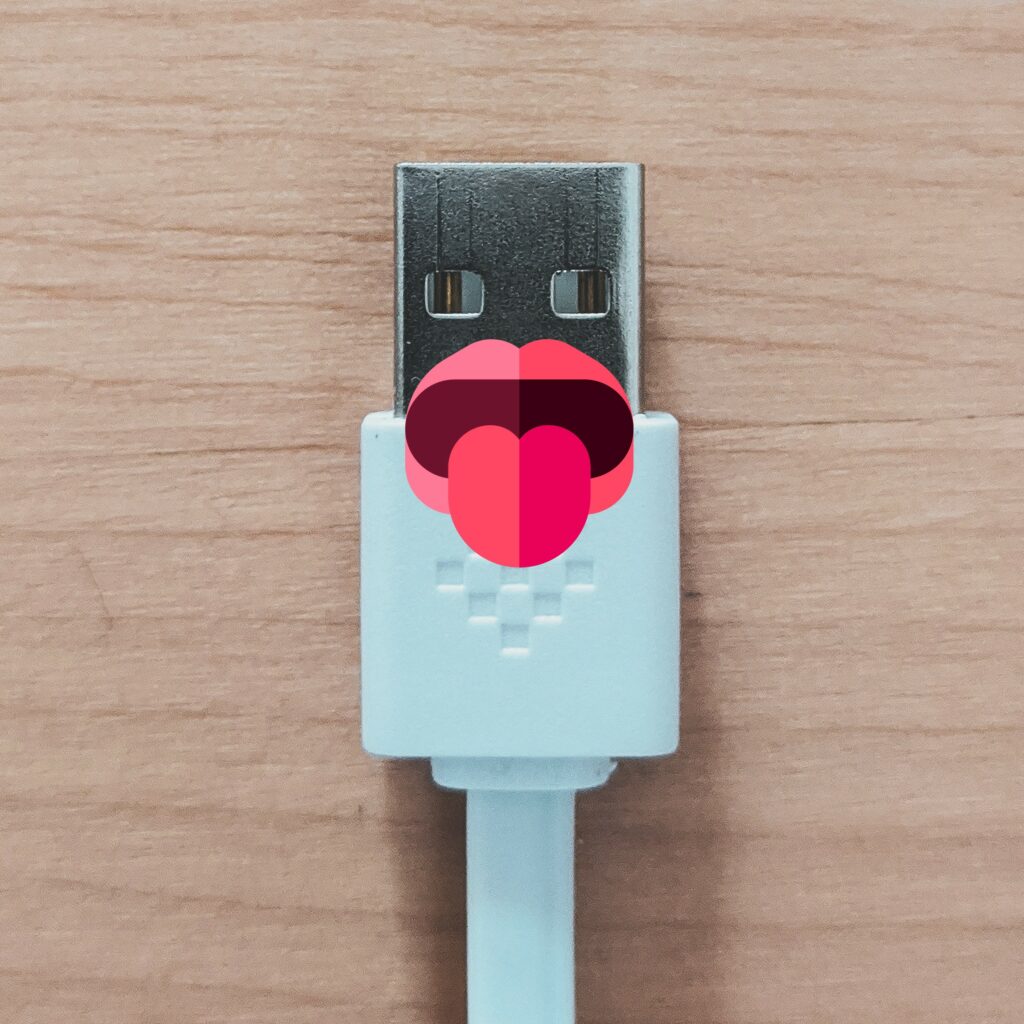 Port USB bleu posé sur une table. Une bouche et une angle y sont ajoutés, comme un sticker.
