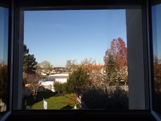 Photographie du panorama depuis la fenêtre de Nathan Florent de jour avec la fenêtre ouverte.