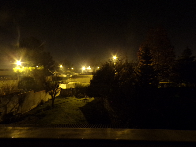 Photographie du panorama depuis la chambre de Nathan Florent la nuit à la lumière des lampadaires.