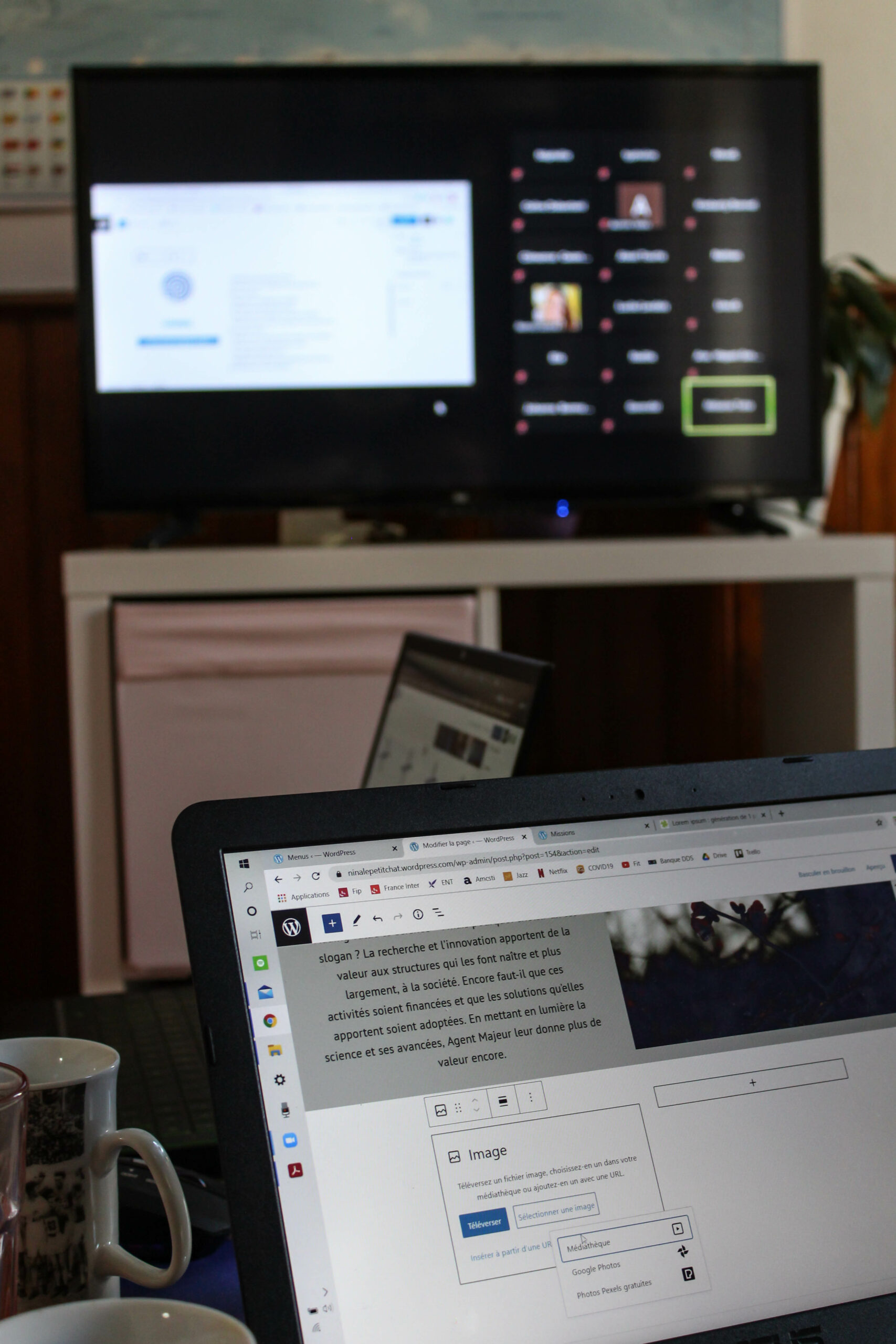 Cours de Wordpress sur l'ordinateur et réunion zoom sur la télévision.