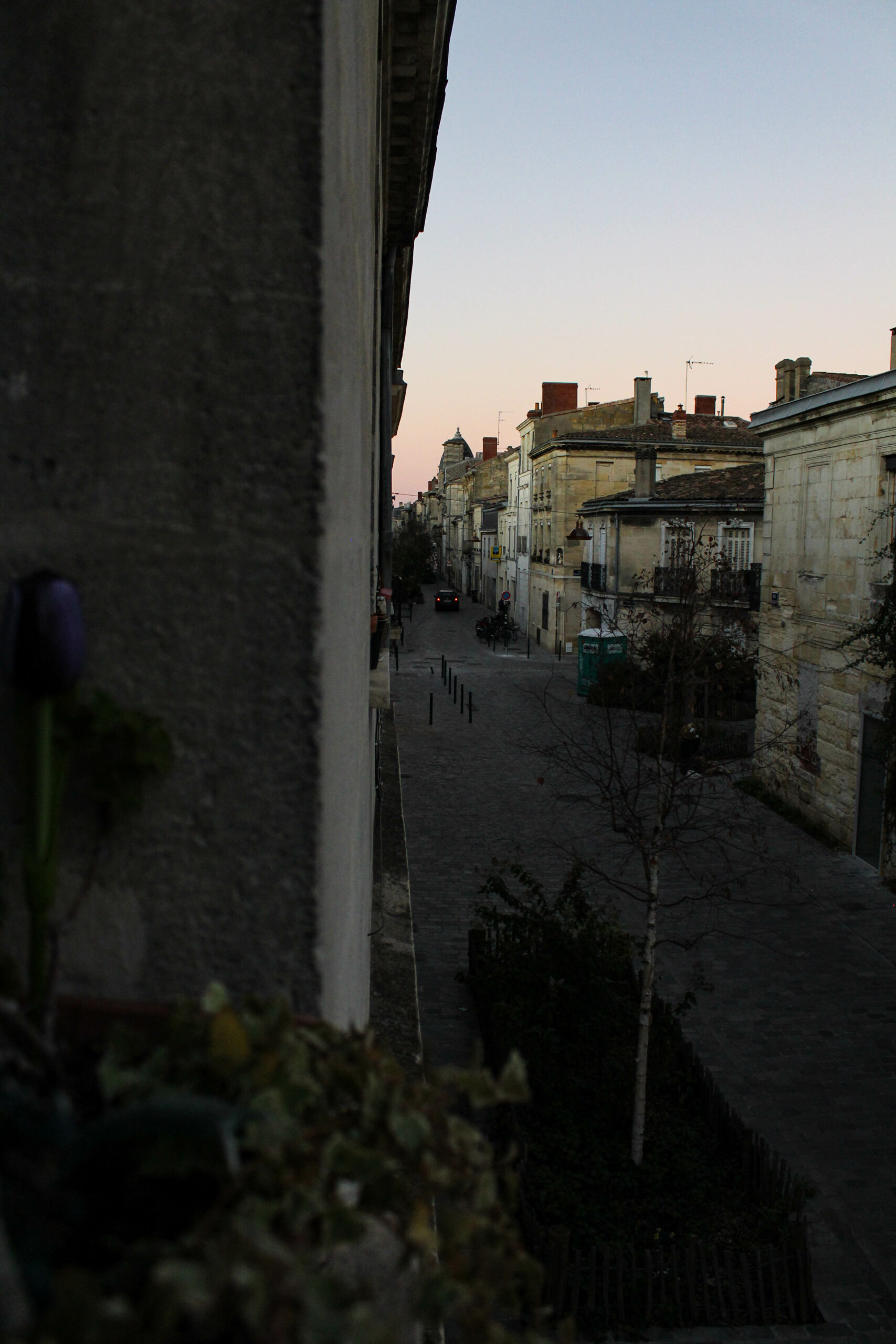 Vue de la rue Kléber (Bordeaux) par la fenêtre.