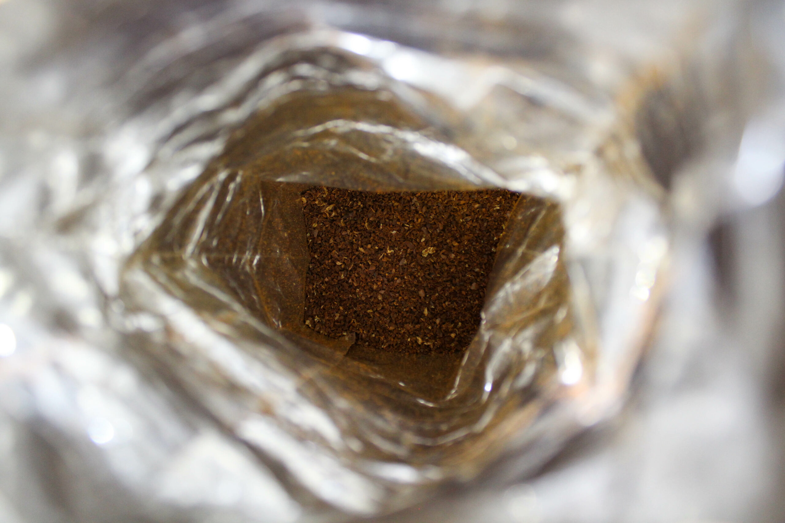Vue de l'intérieur d'un sachet de café.
